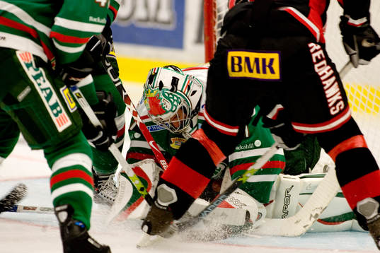 Rögles målvakt Andreas Andersson räddar