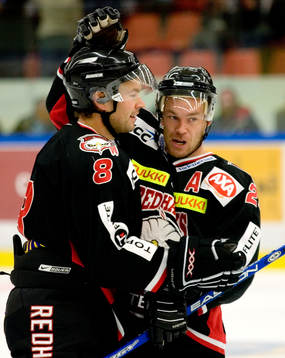 Mikael Wahlberg gratulerar målgöraren Ross Lupaschuk,