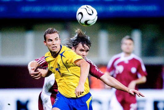 Niclas Alexandersson slåss om bollen
