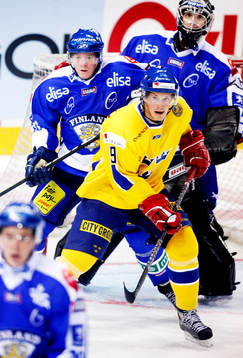 Tony Mårtensson, Sverige trängs framför Finlands mål