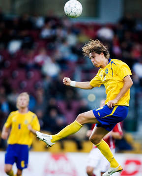 Björn Runström, Sverige nickar bollen. nick