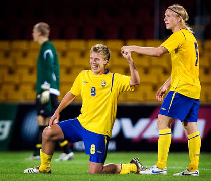 Pontus Wernbloom, Sverige hjälps upp av Oscar Wendt. I