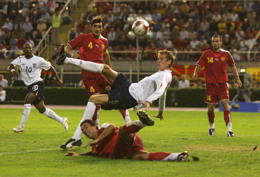 Peter Crouch, England, gör mål