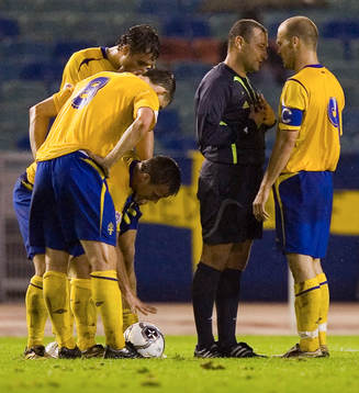 Fredrik Ljungberg i samtal med domare Veaceslav Banari