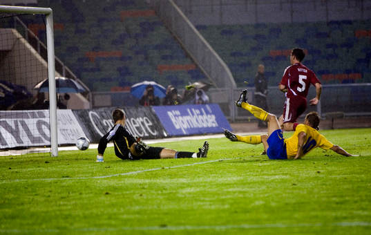 Marcus Allbäck, gör 2-1 för Sverige på Peter Jehle,