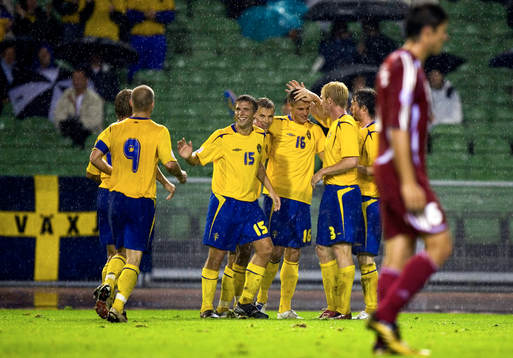 Markus Rosenberg, jubel med Anders Svensson. 3-1