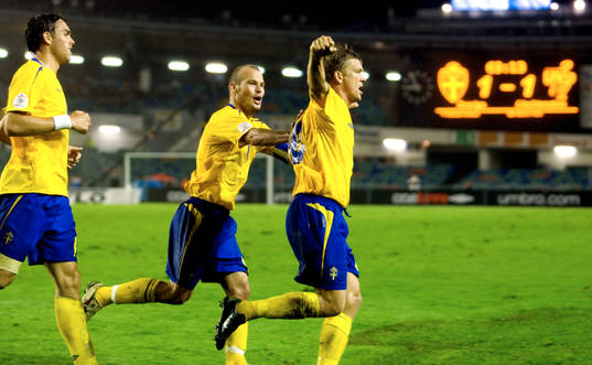 2-1, Marcus Allbäck igen, som grattas av Fredrik