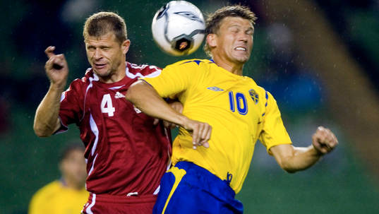 2-målsskytten Marcus Allbäck nickduell med Daniel Hasler