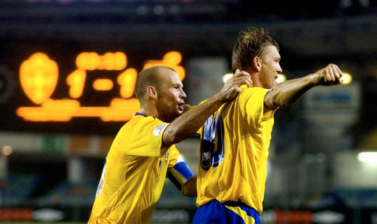 2-1, Marcus Allbäck igen, som grattas av Fredrik