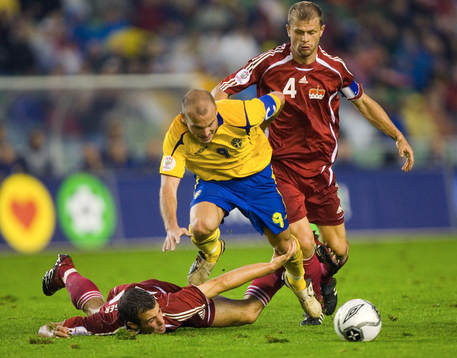 Fredrik Ljungberg tas hårt av Marco Ritzberger och Daniel