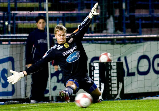 Andreas Lindberg, målvakt, Sundsvall försöker rädda en