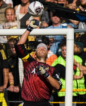Daniel Örlund, AIK (Målvakt) boxar bort bollen