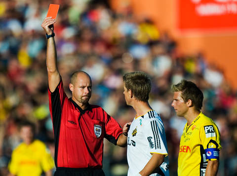 Daniel Arnefjord, AIK får rött kort av Martin Hansson,
