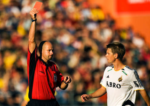Martin Hansson (Domare), ger Daniel Arnefjord, AIK rött