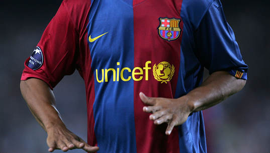 Unicef logga (logotype)  på Ronaldinho, Barcelona, tröja.