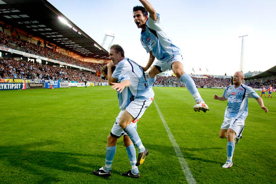 Jonathan Johansson, Malmö (underst i högen) gjorde 1-0.