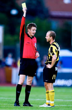 Roger Risholt, Häcken varnas. Domare, gult kort, varning