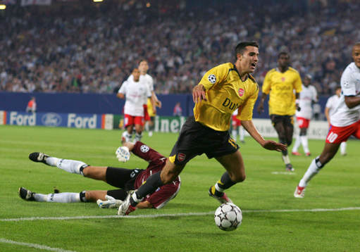 Robin Van Persie, Arsenal, fälls i straffområdet av
