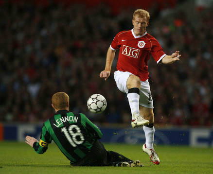 Paul Scholes, Manchester United tacklas av Neil Lennon,