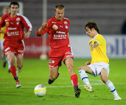 Daniel Jovanovic skojar med de större Helsingborgs-spelarna