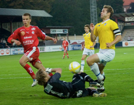 Martin Abrahamsson ytterst nära Malmö-mål