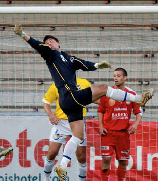 Martin Ringdahl, målvakt, IFK Malmö, rensar undan