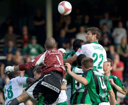 Sebastian Eguren nickar mot Dime Jankulovski