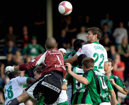 Sebastian Eguren nickar mot Dime Jankulovski