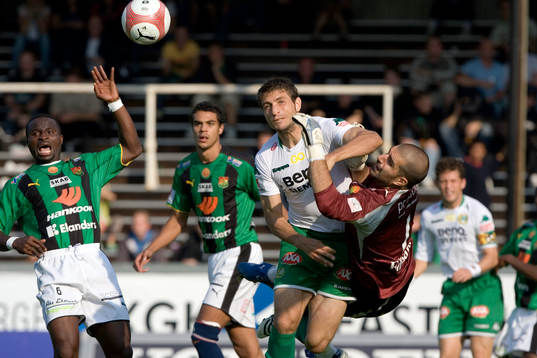 Sebastian Eguren nickar mot Dime Jankulovski