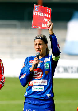 "Ge rasismen rött kort" , Charlotte Rohlin, lagkapten