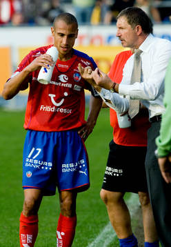 Henrik Larsson i samspråk med tränare Stuart Baxter,