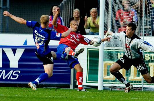 Henrik Larsson, Helsingborg gör 1-0 bakom Markus Sahlman,