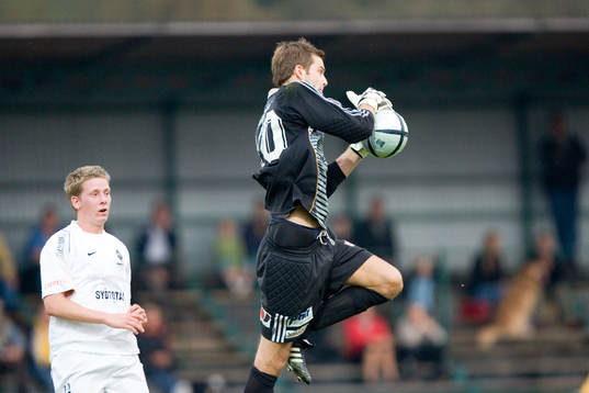 Joel Ringström, målvakt fångar bollen