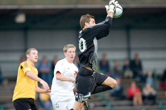 Joel Ringström, målvakt fångar bollen