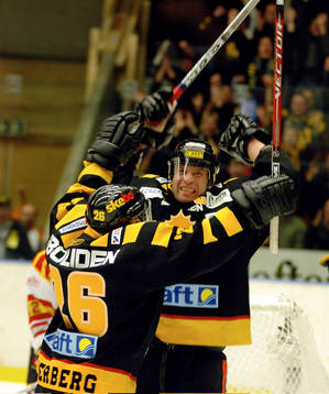 Magnus Wernblom gör 1-0 på Brynäs, assisterad av Anders