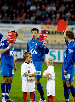 Fotboll, Allsvenskan, Öster ger rött kort mot rasism