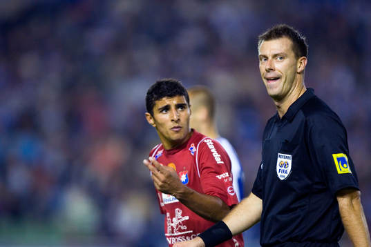 Ailton Almeida och domare Daniel Stålhammar
