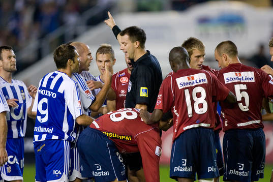 Daniel Stålhammar, domare. Diskussion med spelare