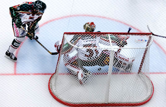 3-0 studsar in bakom Tommy Salo, målvakt Frölunda