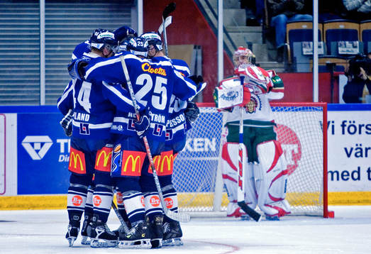 Tommy Salo, målvakt Frölunda tittar på när  Linköping