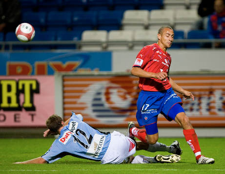 Daniel Bernhardsson stoppar Henrik "Henke" Larsson