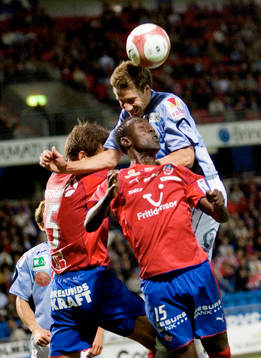 Daniel Bernhardsson trycker ner Andreas Jakobsson och