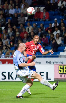 Henrik "Henke" Larsson lobbar i ribban