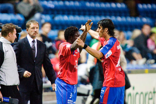 tränare Stuart Baxter i bakgrunden och Adam Tamboura,