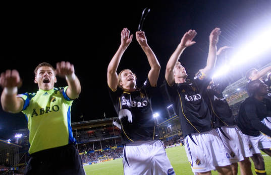 Daniel Tjernström, AIK (mitten) jubel mot AIK Klacken