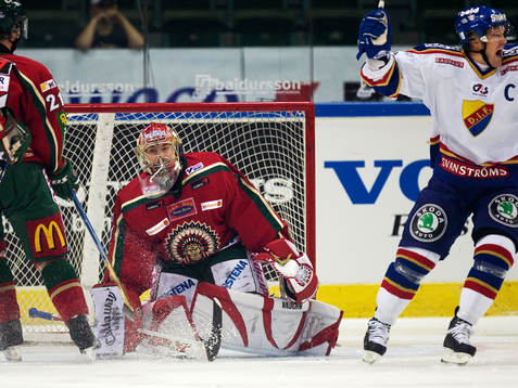 Tommy Salo, målvakt Frölunda släpper in första målet,