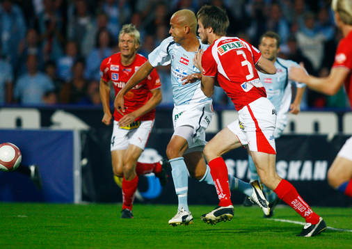 Junior, Malmö försöker ta sig förbi Joachim Lantz,