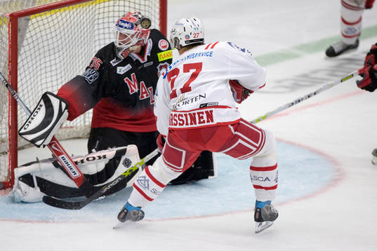 Timo Pärssinen framför Ratislav Stana, målvakt, Malmö