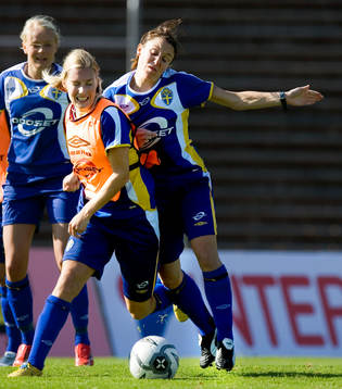 Hanna Marklund tacklar Hanna Ljungberg