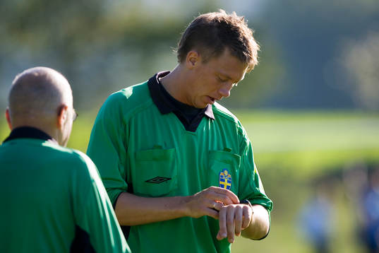 Daniel Ahlgren, Domare, kollar klockan